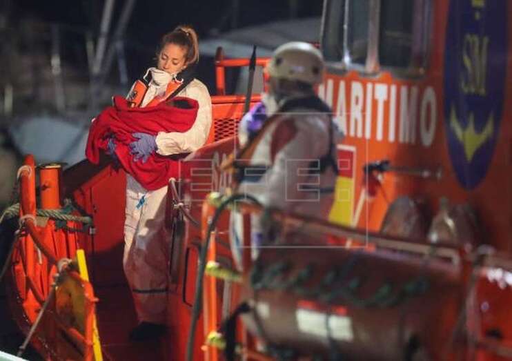 Una tripulante de la embarcación de Salvamento Marítimo sostiene en brazos a la bebé de 9 meses (Foto EFE / Elvira Urquijo A.)